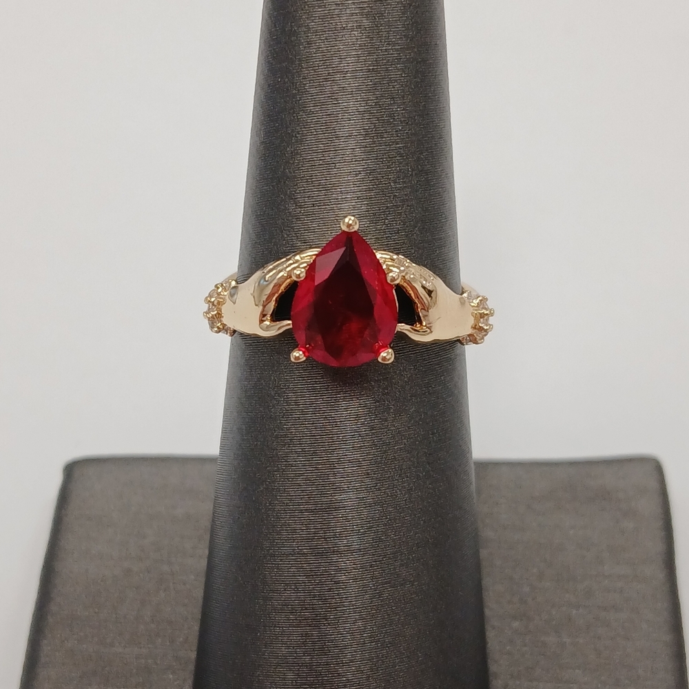 Nwot 18k Yellow Goldplated Hands Ring with Red Gemstone Size 6